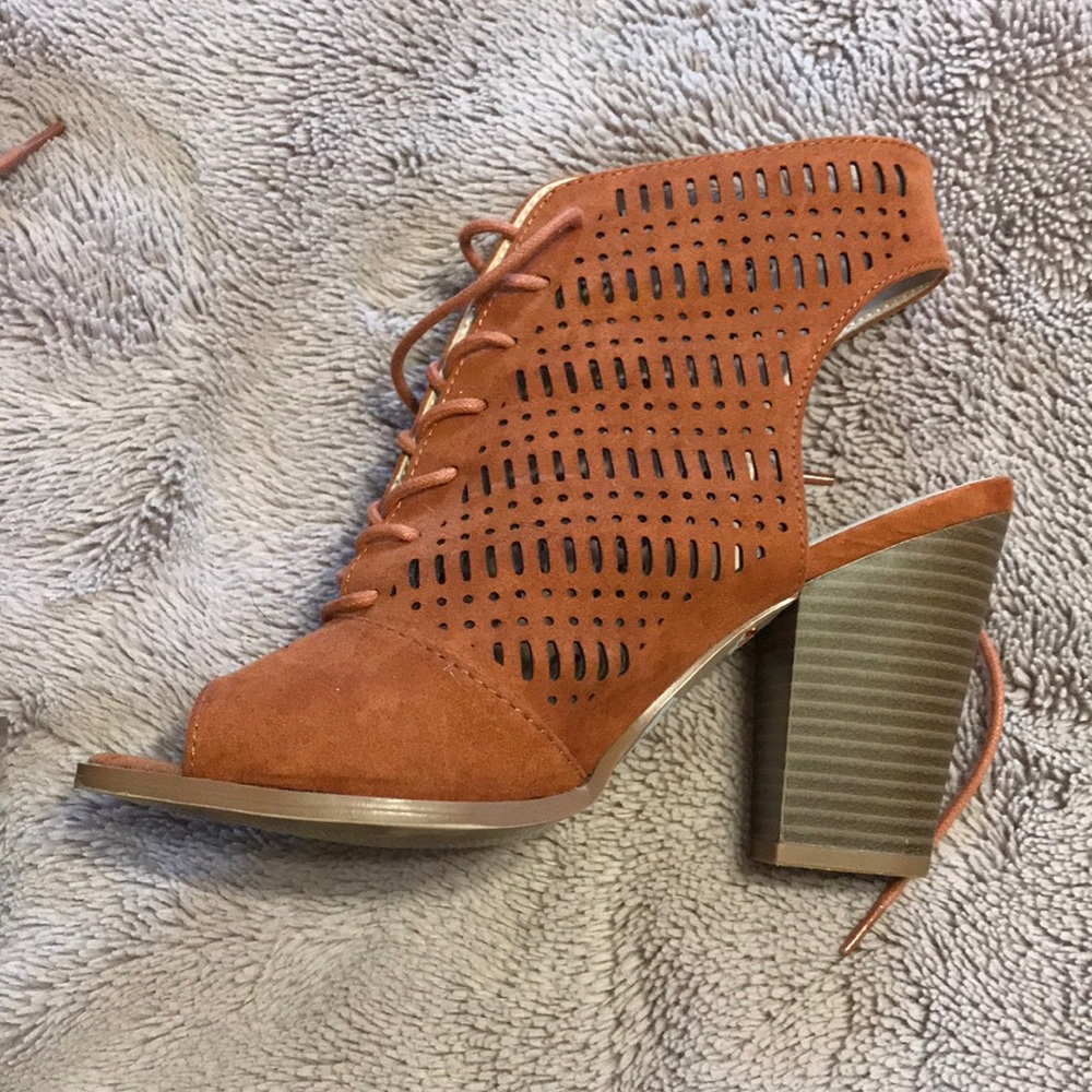 Ladies size 7 sandals worn once brand restricted